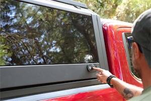 Sandkat4X4 Hardtop en acier inoxydable - Cabine vitrée - Vitres latérales coulissantes Toyota Hilux 2015 +