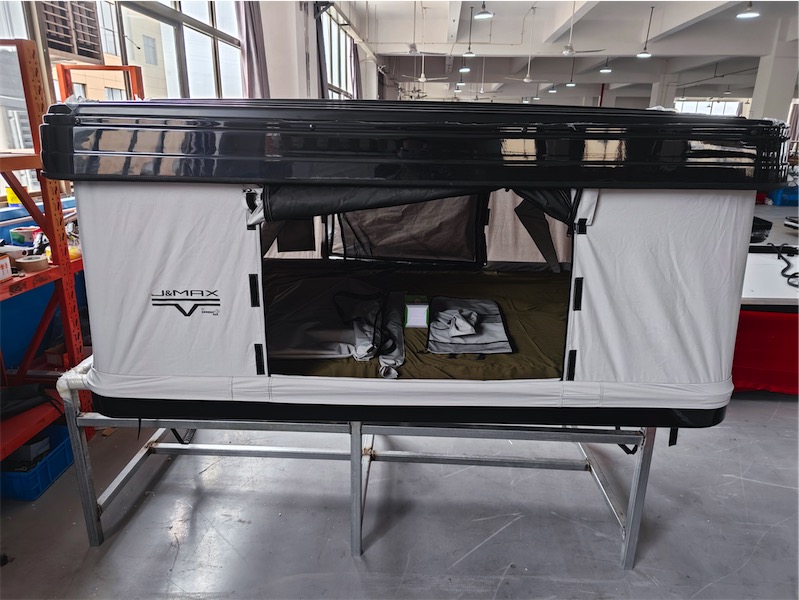 J&Max by Sandkat4x4 - JUNGLE - Tente de toit coque rigide en ABS- ouverture popup vertical et tissu couleur gris clair - 2/3 personnes