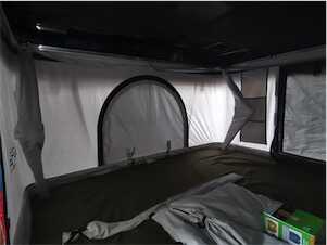 Sandkat4X4 J&Max by Sandkat4x4 - JUNGLE - Tente de toit coque rigide en ABS- ouverture popup vertical et tissu couleur gris clair - 2/3 personnes