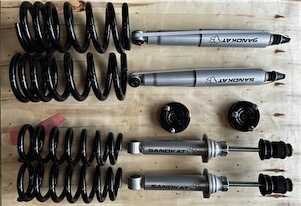 Sandkat4X4 Kit Suspension Sandkat4x4 - Rehausse env. 5 cm - Mitsubishi Pajero Court Essence 2000+ - Charge +45kg/+150kg